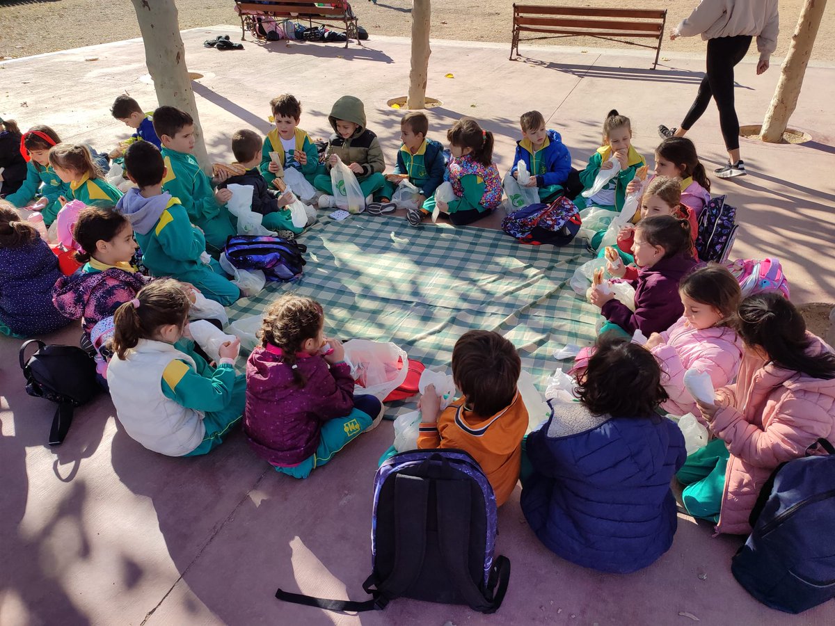 Els nens i nens de Cicle Inicial han gaudit d'un dia molt especial a Can Ribas per descobrir el procés de l'elaboració de l'oli.