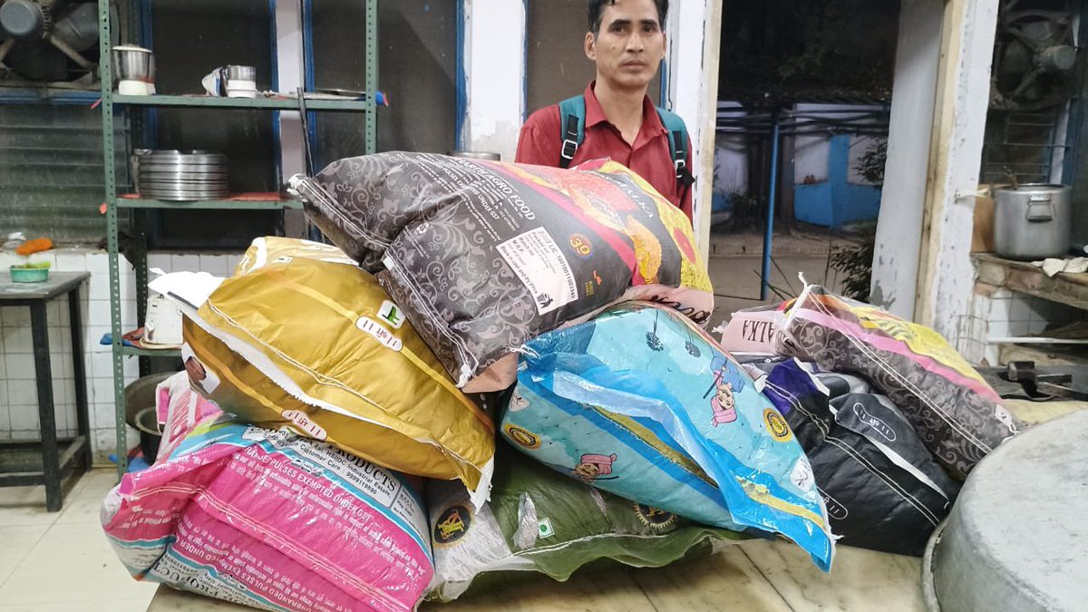 BajpaiDeepak's tweet photo. 210 किलो दाल भेजी है भाई ने. बहुत नाज़ है आप पर . ऐसे ही निष्काम सेवा में हम सब लगे रहें. उनकी सेवा में जिनको इसकी बहुत जरुरत है. हमारा सबका सौभाग्य है कि ईश्वर ने हमें चुना है.
#BASOSoulKitchen
#WarAgainstHunger https://t.co/xNLPHVOwxc