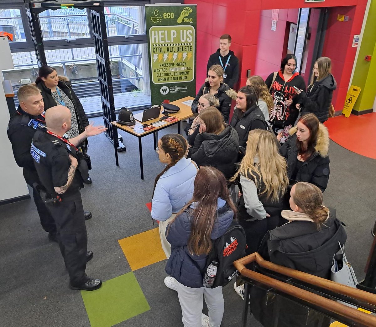 Officers from Cathedral Safer Neighbourhood Team (SNT) visited Heart of Worcestershire (HOW) College in Worcester yesterday to talk to students about knife crime. Read more ⬇️ orlo.uk/9J9tp