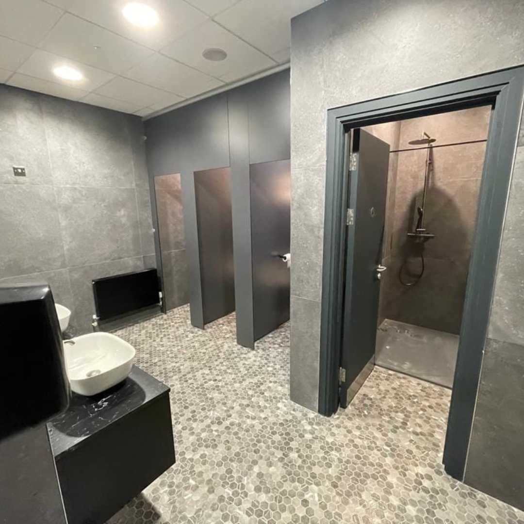 TileMarketUK's tweet photo. Check out this recently completed office WC &amp; Shower area supplied by our amazing team down in Dublin! 🍀

👉️ Large Format Walls Tiles
👉️ Anti Slip R11 Hex Mosaic Floor Tiles
👉️ Brass ware in Gun metal finish https://t.co/cDp6dB908G