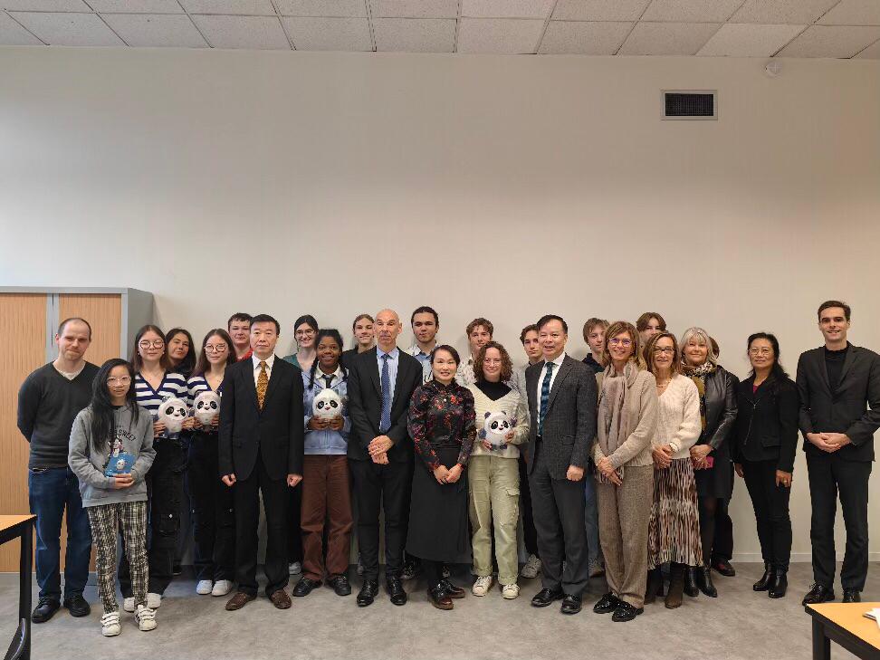 🇫🇷🇨🇳Beau moment d'échanges entre les élèves du lycée <a href="/BremontierLP/">Nicolas Brémontier LP Tertiaire</a> à #Bordeaux et du lycée du Premier Octobre à #Pékin : réunis à distance pour un cours-croisé, ils testent leurs connaissances lors d'un quiz sur les #JO. Un bel exemple de coopération pédagogique franco-chinoise👏