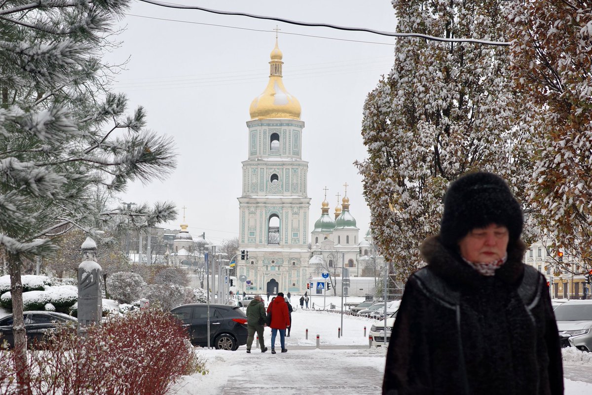 Winter arrived in Kyiv. We awoke to the first snowfall in the Ukrainian capital. It looks beautiful but this is also an ominous sign that we’re entering a period of brutal cold when Russia’s likely to step up missile attacks and try to destroy Ukraine’s energy infrastructure.