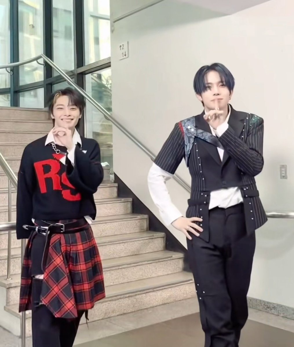 peachyniellie's tweet photo. i'm crying someone pointed out how even tho they're both 01z you can clearly tell who's the youngest and eldest of their own groups https://t.co/uZUBPJ3kis