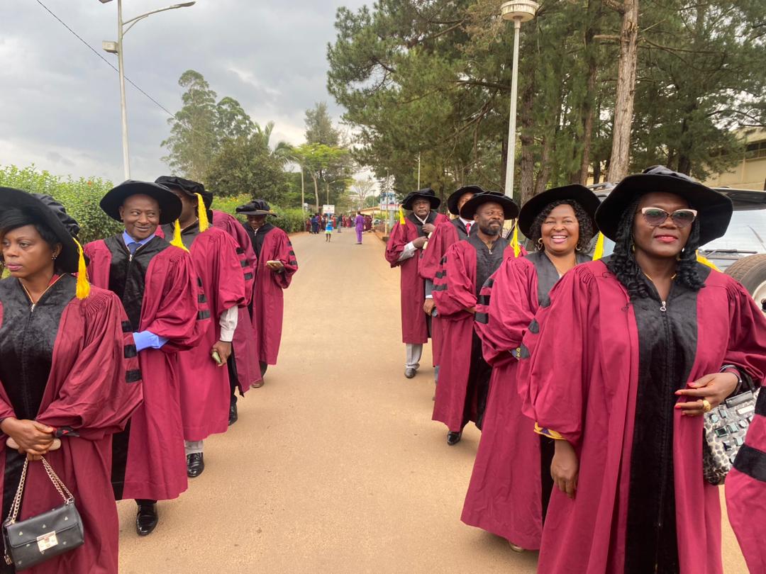 Univ_Dschang's tweet photo. CÉRÉMONIE DE RENTÉE SOLENNELLE 2023-2024

 Début de la Procession académique en direction de l'Amphi 1000 

#PRC
#PM_Cameroon
#MINESUP
#UDs
#DynamiqueCollective
#RentréeSolennelle2023/2024
#CATI2UDs
#CAMES https://t.co/wo0jB6jwcy