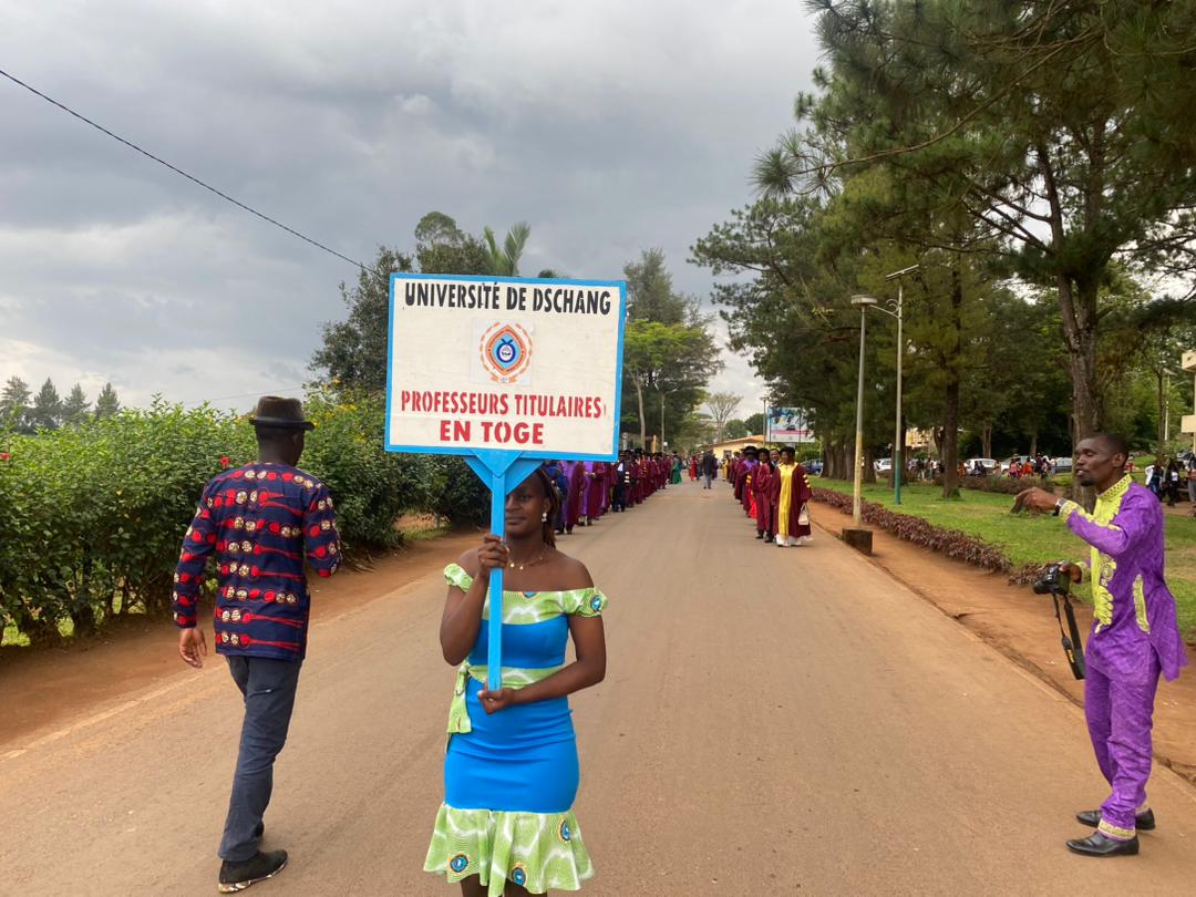 Univ_Dschang's tweet photo. CÉRÉMONIE DE RENTÉE SOLENNELLE 2023-2024

 Début de la Procession académique en direction de l'Amphi 1000 

#PRC
#PM_Cameroon
#MINESUP
#UDs
#DynamiqueCollective
#RentréeSolennelle2023/2024
#CATI2UDs
#CAMES https://t.co/wo0jB6jwcy