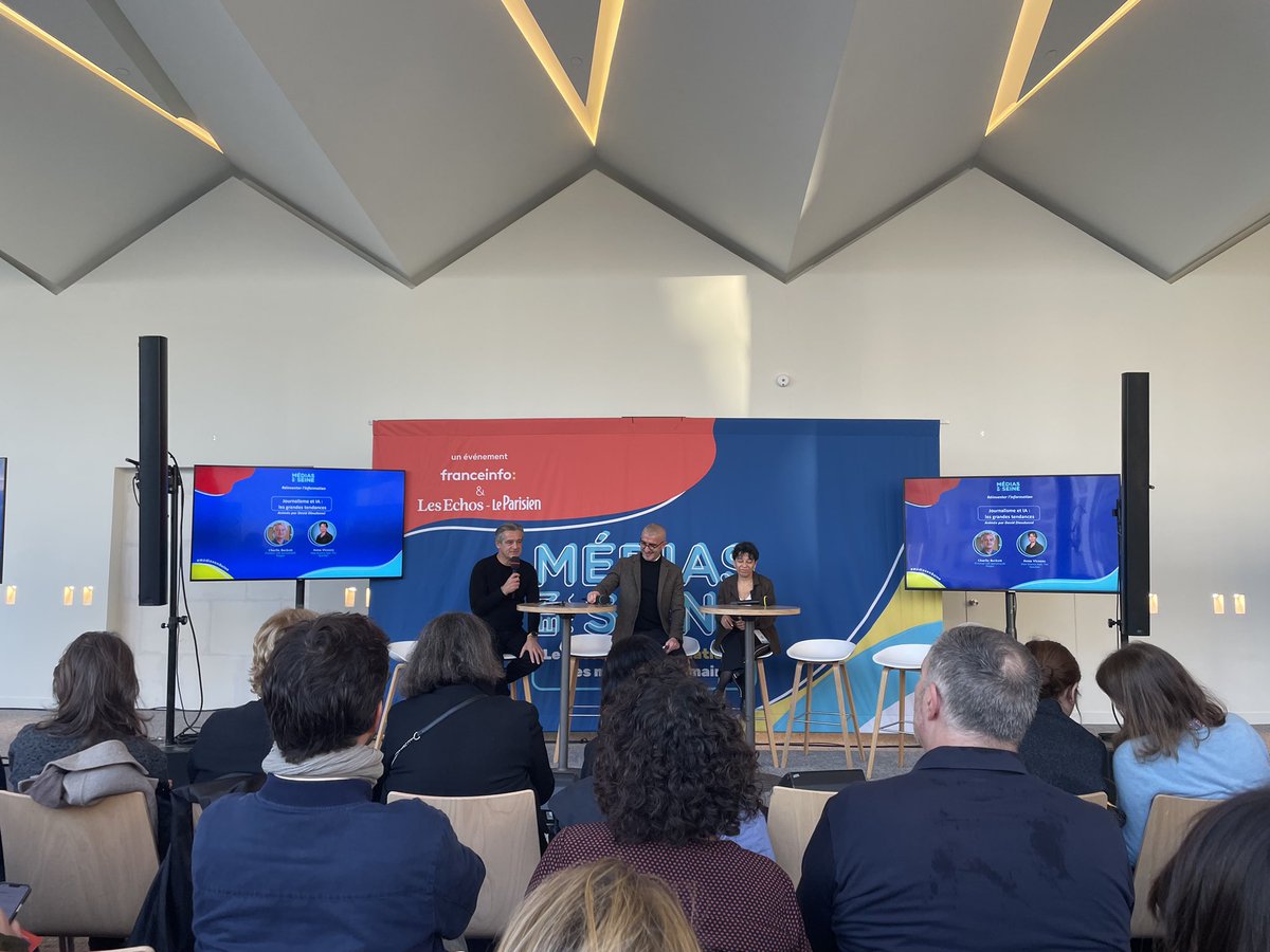 Les3ColCy's tweet photo. 🤖 « Journalisme et IA : les grandes tendances » 
Pour introduire une matinée 100% IA au Foyer F de la Maison @radiofrance, Ann Vissens (The Guardian) et @CharlieBeckett (JournalismAI) ont participé à une table ronde dressant les grandes lignes de l’IA actuelle et ses enjeux. 1/4 https://t.co/jpN7mGHZ4g