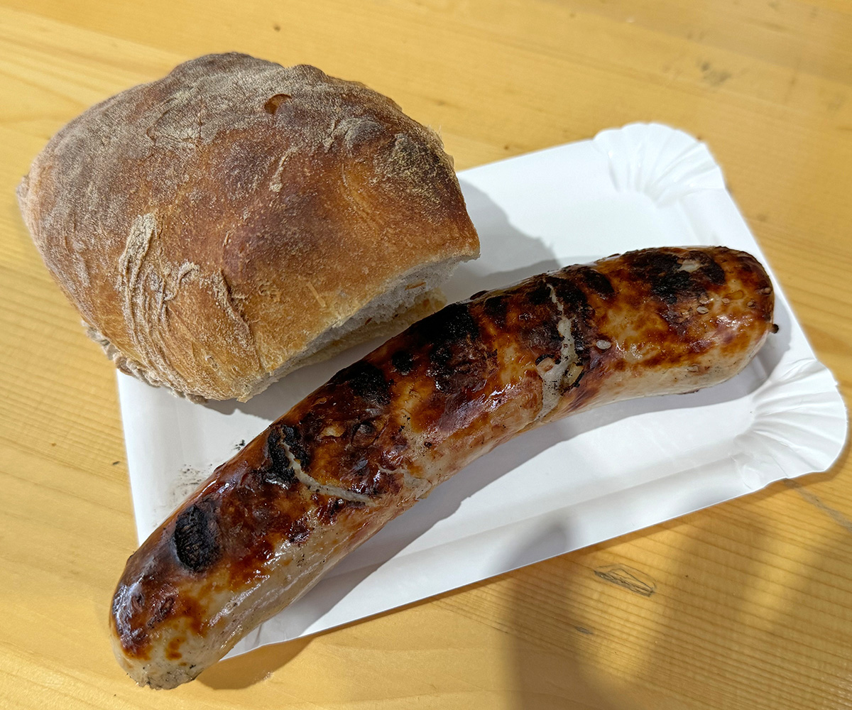 PermapackAG's tweet photo. Die Surber Metallbau AG durfte sich als Sieger unseres diesjährigen #VST #Montageklebeband Wettbewerbs über einen Grill-Zmittag für die ganze Belegschaft freuen. Vergangenen Donnerstag verköstigten wir die rund 45 Mitarbeitenden mit Bratwurst und Bürli: https://t.co/46fQ7cCZv3 https://t.co/DOph0ZoVia