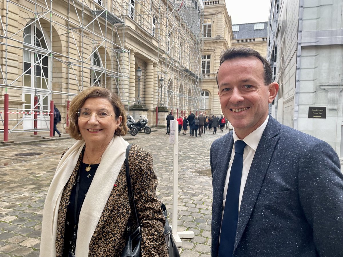 Alors que se tient à Paris le salon des Maires de <a href="/l_amf/">AMF | Association des maires de France</a> j'étais aux côtés de <a href="/GiseleJourda/">Gisèle Jourda</a> pour accueillir la délégation de l'#Aude au Sénat.
Un moment de convivialité pour renforcer nos liens au sein de l'équipe des Maires de l'Aude, dans un lieu emblématique de la République !