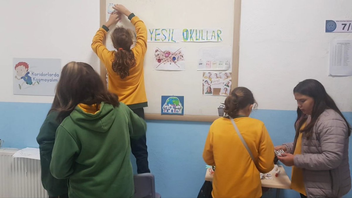 bodrumMEM's tweet photo. Bitez Gülümser Mehmet Danacı Ortaokulu koordinatörü Habil EKSİK ve İsraf Avcıları öğrencilerimiz proje köşesini hazırladı.
@tcmeb @mugla_mem @mugla_arge @maviyesilokul @emrecay55 @AldalBulent https://t.co/amnypVcCD0