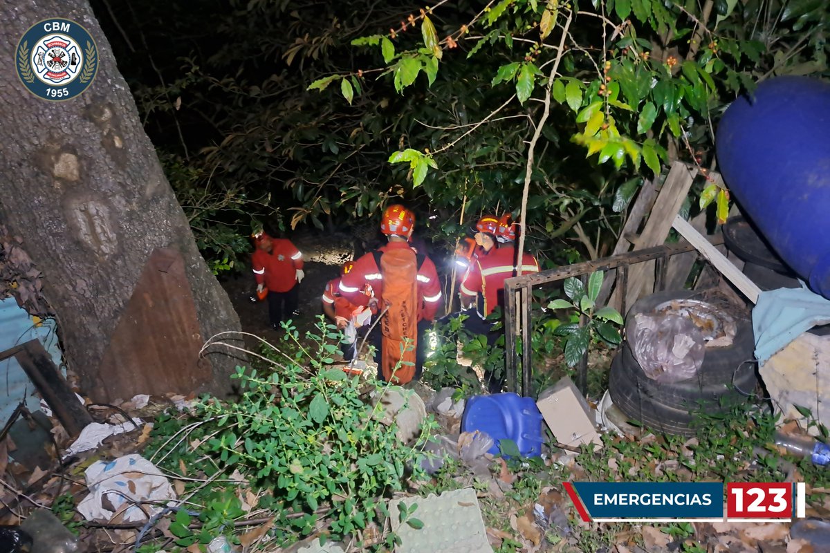 bomberosmuni's tweet image. #CbmInforma #Rescate #Preliminar 

6a Avenida Final y 8a Calle Zona 3, Colonia Las Calaveras.

Personal de @bomberosmuni hace un rastreo para localizar personas que quedaron soterradas por el derrumbe de una vivienda.

#Ampliaremos