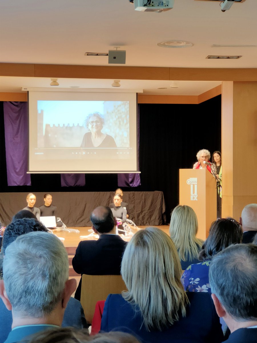 DSHolguin's tweet photo. La ovación a María José Pulido @KPULPE es sinónimo al cariño que le tenemos y por su lucha, activista y política, en la lucha contra la violencia de género. 

Hoy el Gobierno de España y @DGobExtremadura le hace entrega del #Meninas2023 por su trayectoria. https://t.co/4ZIKlV2qYN
