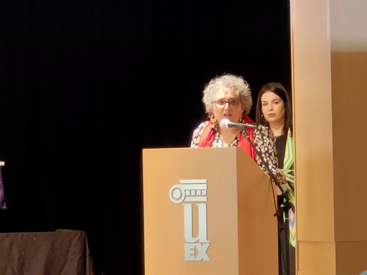 DSHolguin's tweet photo. La ovación a María José Pulido @KPULPE es sinónimo al cariño que le tenemos y por su lucha, activista y política, en la lucha contra la violencia de género. 

Hoy el Gobierno de España y @DGobExtremadura le hace entrega del #Meninas2023 por su trayectoria. https://t.co/4ZIKlV2qYN