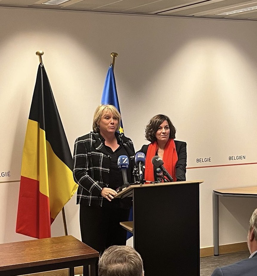 vakbondABVV's tweet photo. Een sterke, strijdlustige en solidaire vakbond, drie reden om 3 te stemmen bij de #socialeverkiezingen in mei 2024. 
✅ hogere lonen
✅ een veilige &amp; gezonde werkplek
✅ een stevig contract
Stem ABVV! #SamenSterk ✊🏻 https://t.co/6knEQ5DQCz