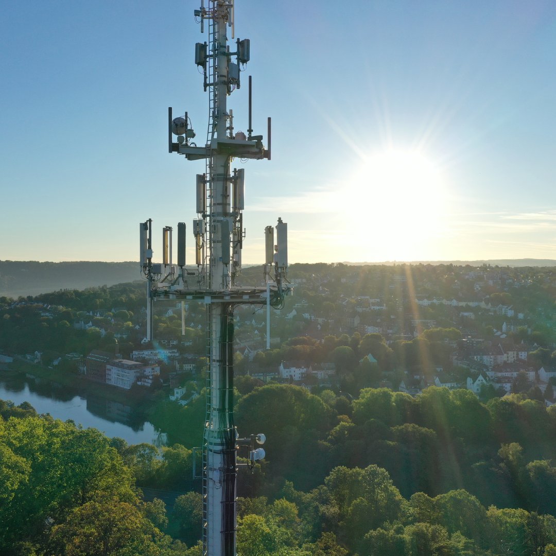 30% weniger #Stromverbrauch im #Mobilfunk-Netz! 📱⚡️ Dank neuer #5G-Technologie bündeln wir mit <a href="/Ericsson_GmbH/">Ericsson Deutschland</a> Flächenfrequenzen &amp; Funkzellen. Ergebnis? Pro Jahr 20 Mio. kWh Einsparung! Pro Standort der Bedarf eines 2 Personen-Haushalts. Gut für euch, noch besser für den 🌍! 🙏