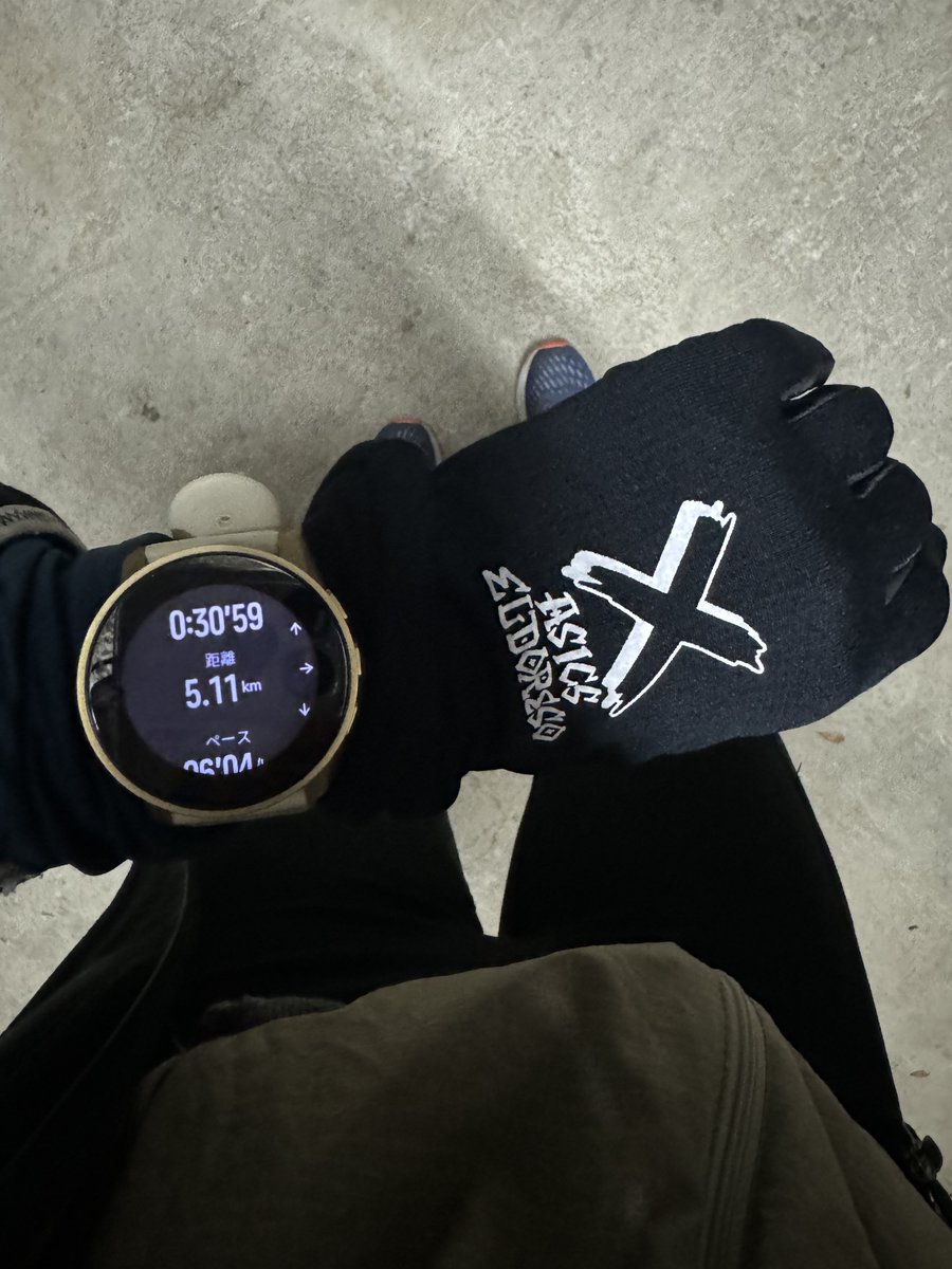 yuri1229's tweet photo. 昨日神戸マラソン後中1日！夜ヘッデンつけて5kmジョギング。

身体の確認。やっぱり筋肉痛ではなく股関節や膝裏の腱を駆使してた。

肝心な骨盤周りや内転筋が弱ってるのでコツコツやる。大切！
#asics_eldoreso いただいた手袋。こんな感じで指が出るので嬉しい！Supported by @ASICSRunningJP https://t.co/DMSKjzei96