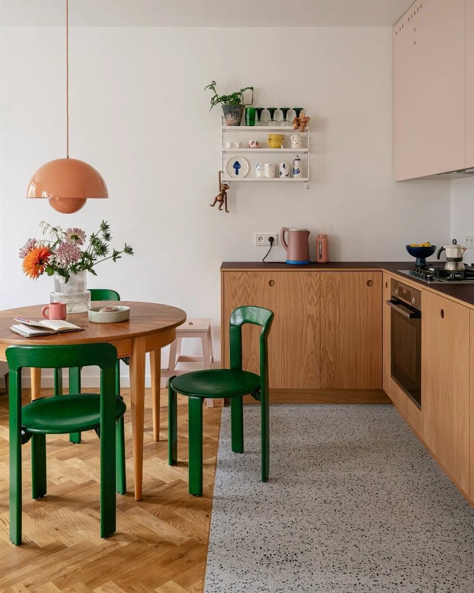 studiovalentijn's tweet image. Welke jonge ontwerpers en merken laten zich inspireren door de schoonheid van licht. ⁠Vandaag een retro look voor de keuken met deze hanglamp van @&amp;amp;Tradition uit de jaren 70.
Heel tof en ook gelijk wat kleur in je huis. 

#inspiratie #poollight #newtalent #nieuwtalent #talented