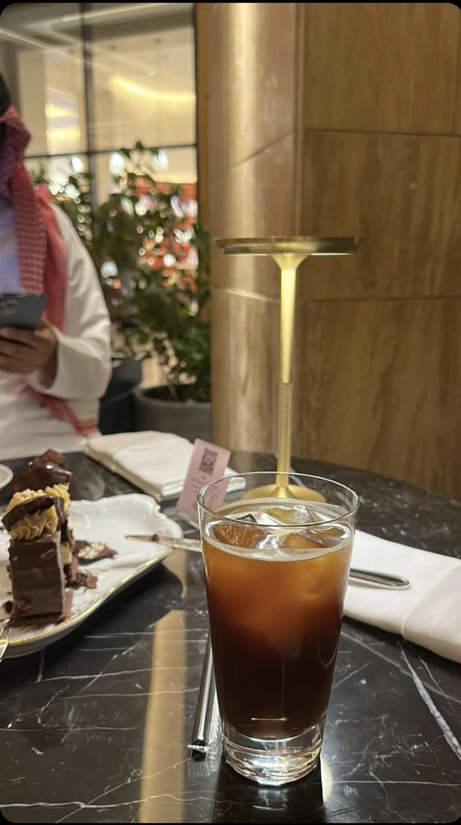 وأنا قلبي معاك مليان سرور، 
والليالي كلها سعيدة.