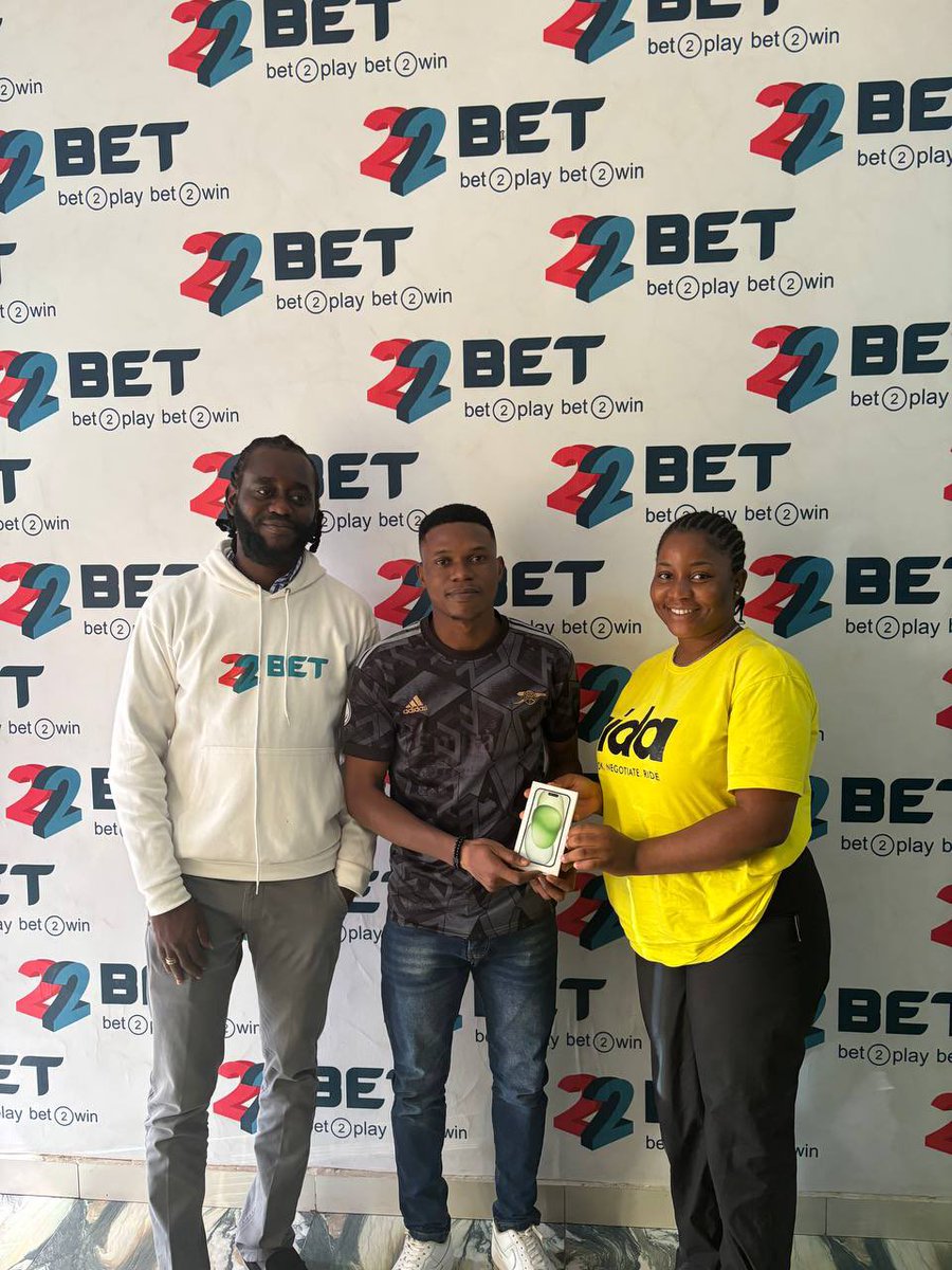 Meet @h0llaOla the Ultimate winner of the iPhone 📱 15. He received his brand new phone at the @22betNaija office yesterday Congratulations 🎉#MovewithRida