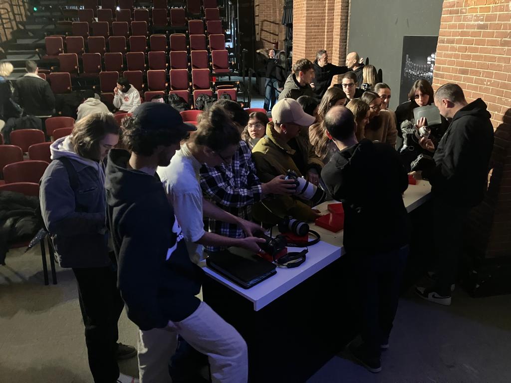 iesvegadelprado's tweet photo. 🚀Aula de Emprendimiento: Los alumnos de FP Imagen y Sonido asistieron al R-Summit de Madrid, organizado por Canon, donde se impartieron talleres profesionales de fotografía y vídeo. ¡Siempre aprendiendo de los mejores!
#PlanDeRecuperación #APECYL #MEFP_EMPRENDIMIENTOCYL https://t.co/dLvGrkXRrC