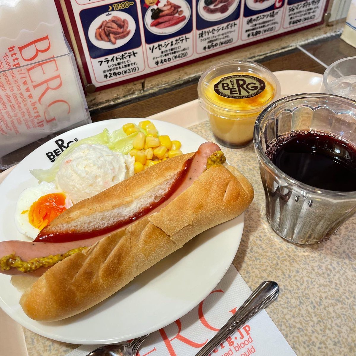 nyadleeh's tweet photo. 今日の目的地は新宿だったので、
久しぶりに #BERG に。

ホットドッグ･ブランチにプリンも。
シンプルに美味しいのよねぇ。

#hotdog #lunch #custardpudding #food #meal #sinjuku #tokyo #town 
https://t.co/cDnQUjQGjA https://t.co/BJOB09YTKK
