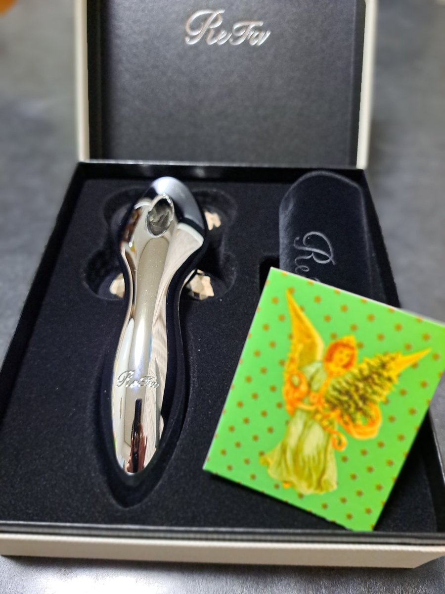 beanca22's tweet photo. 今年は美顔器のプレゼント✨🎁✨をいただきました。
やっぱり、気になるところは同じ同級生。お互いに上げ上げで行きましょうね✨
いつも、気にかけてもらって感謝です🤭 https://t.co/KHF91e2u07