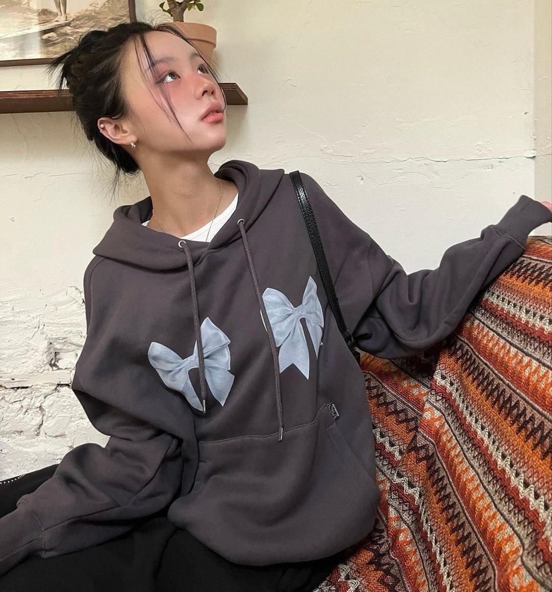 oncemore_s's tweet photo. ˗ˏˋ ♡︎ (pre-order) ✨ 
Sculptor — Bow Bow Hoodie Charcoal

⟢ รอบอก: s 47” m 49” l 51” xl 53”
⟢ price : 1750 บาท (มัดจำ 500)

ส่งกลับแอร์ ✈️

#พรีออเดอร์เกาหลี #รับหิ้วเกาหลี #sculptorthailand #sculptorthailandส่งต่อ https://t.co/UjmgBGj6CH