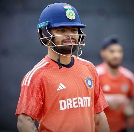 MajidulShikdar's tweet photo. Kursi ki Petiya band lo Mausam Bigadne wala hain 😎😝🔥 @rinkusingh235
#INDvsAUS #MenInBlue
#CWC2023 #OneFamily
#HardikPandya
#rishabhpant
#rinkusingh
#RohitSharma
#ViratKholi
#ShubmanGill
#ShreyasIyer
#SuryakumarYadav
#mahammadshami
#BCCI #ICCWorldCup2023
#MSDhoni https://t.co/CFUMlJMtsz