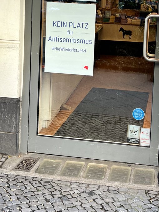 feels like this sign is saying i&rsquo;ll call the cops if you wear a keffiyeh https://t.co/CmQv5GmJaX