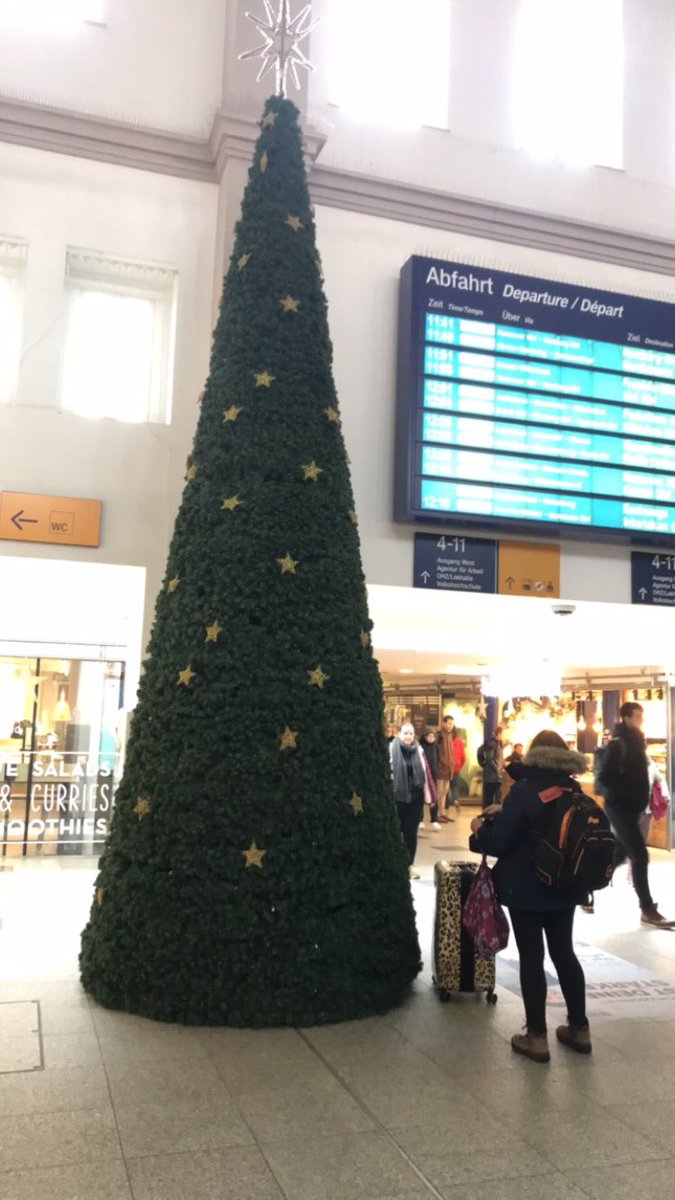 हाम्रोतिर तीज १ महिना अगाडि आएजस्तै हो बिदेशमा क्रिस्टमस😆