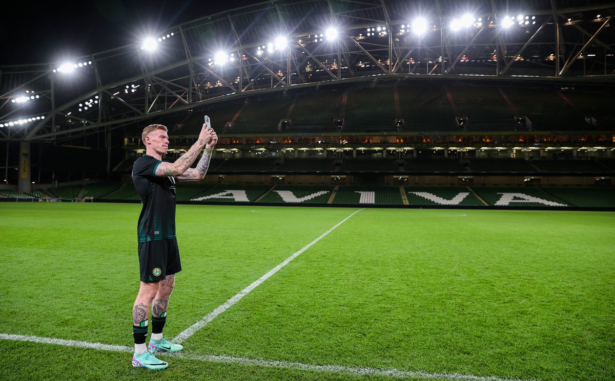 James McClean returns to the pitch for one final moment after retiring from International football.

🇮🇪