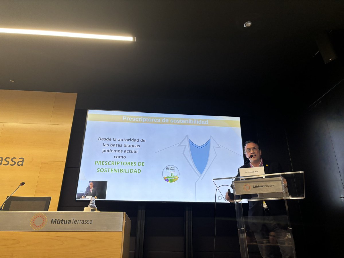 bdietl's tweet image. Josep Rull: “Uso de antimicrobianos y sostenibilidad”. “Si somos capaces de cambiar los términos (cambiando la administración de un antibiótico a vía oral en lugar de endovenosa), conseguiremos una reducción significativa de la huella de carbono; de unas 7t de CO2” #PROAMT