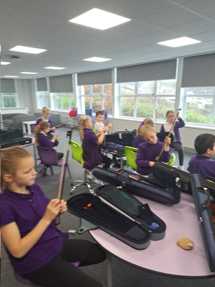 Violin lesson 2 for Year 3!! Preparing our bows ready to play! Diolch Mrs Sutton <a href="/RCTMusicService/">RCT Music Service - Gwasanaeth Cerdd RhCT</a>
