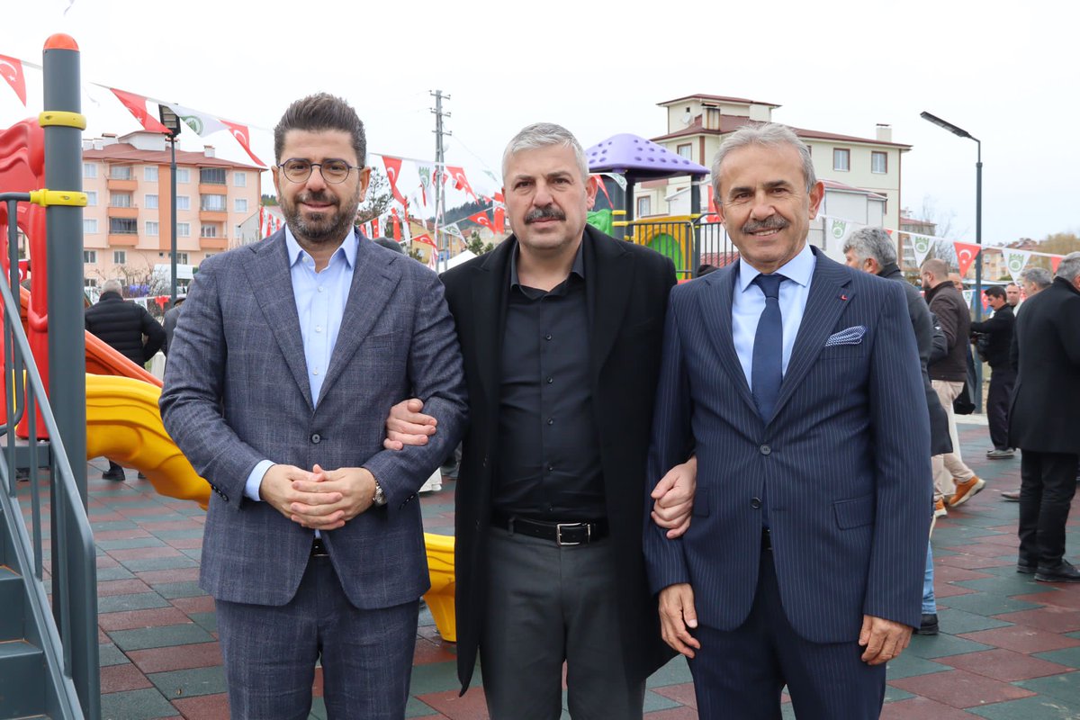 Bizi seven, onca yolu bizim için gelen dostlarımız var. Dostlarımız benim için, ben Azdavay için buradayım.