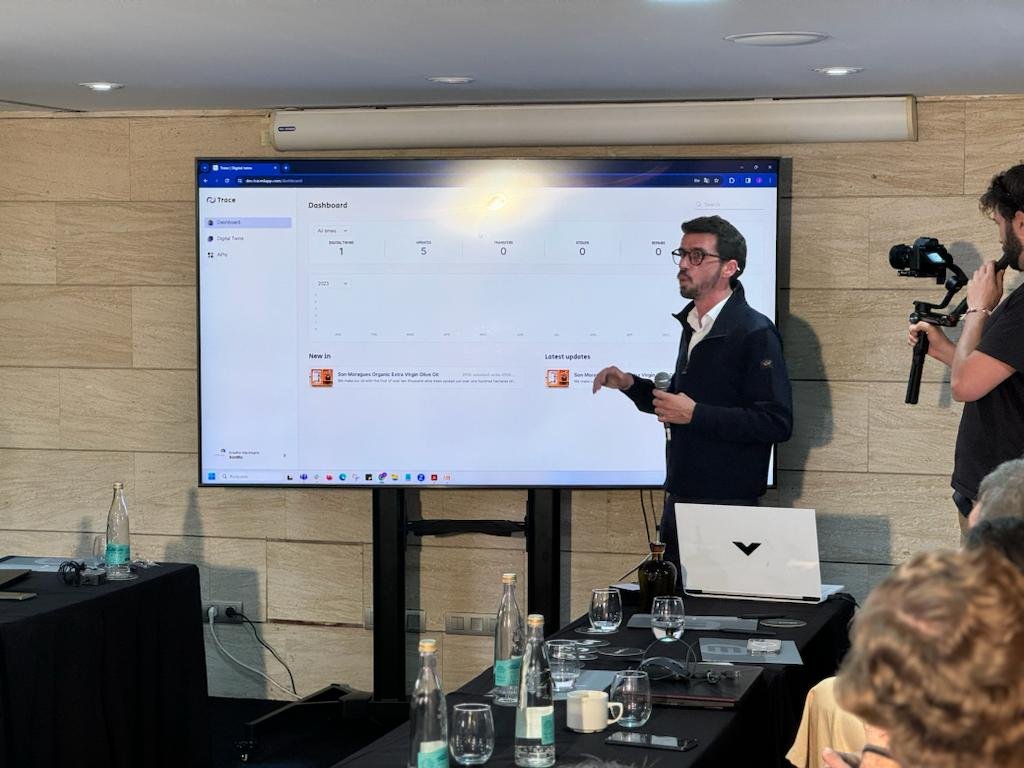 At the BSV Technical Meetup in Mallorca, Bart Olivares, Co-founder of @Gate2Chain, demonstrated how scanning a product with a smart tag works. #BSVTechMeetup #BSVSpain #BSVinAction Follow us to stay in the loop!