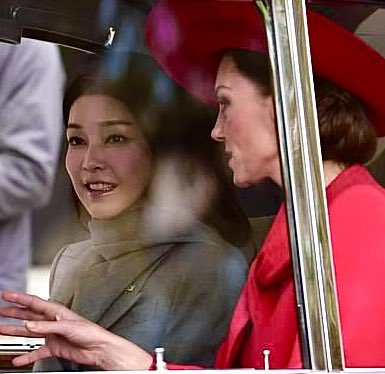 LLewin007's tweet photo. @NSome1ne #KKKate was caught off guard being nasty to the First Lady of South Korea. This lady doesn't understand what the red devil is saying, she's just politely smiling 😂. Narcissist #KKKate hates it when other women in power have to share the spotlight with her #AbolishTheMonarchy https://t.co/ueeU9iOoFX
