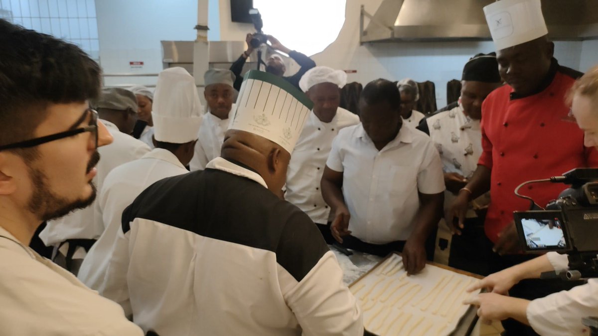 🌿✨Happening now: our eco-friendly cuisine workshop. Behind the scenes, participants are gaining hands-on experience from Italy's skilled chefs, mastering the techniques of sustainable cooking. 🇮🇹 🇿🇼

#ItalianCuisineWeek #EcoFriendlyGastronomy #CulinaryArt #Expo2030Roma