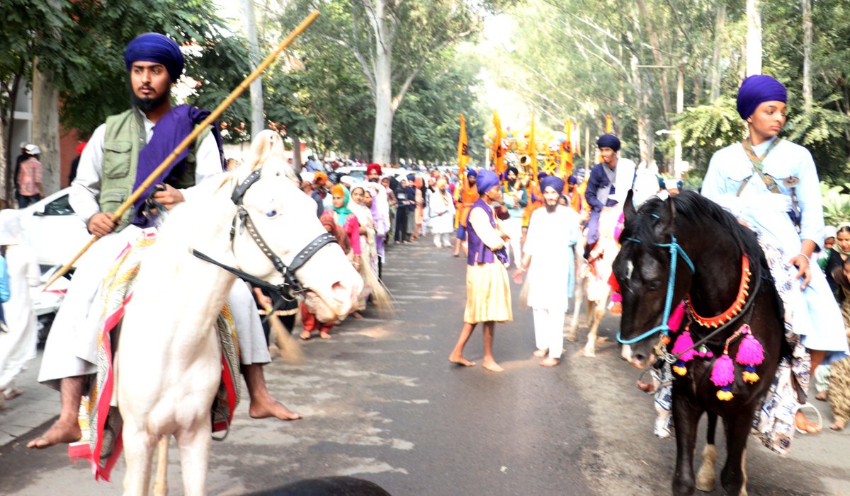 PbiUniPatiala's tweet photo. ਸ੍ਰੀ ਗੁਰੂ ਨਾਨਕ ਸਾਹਿਬ ਜੀ ਦੇ ਪ੍ਰਕਾਸ਼ ਦਿਹਾੜੇ ਦੇ ਸੰਬੰਧ ਵਿੱਚ ਯੂਨੀਵਰਸਿਟੀ ਕੈਂਪਸ ਵਿਖੇ ਅੱਜ ਸਜਾਏ ਗਏ ਨਗਰ ਕੀਰਤਨ ਦੇ ਦ੍ਰਿਸ਼: #punjabiuniversity #gurunanakdevji #NagarKirtan @arvind_iiserm @daljitami https://t.co/VAvCUEIT6A