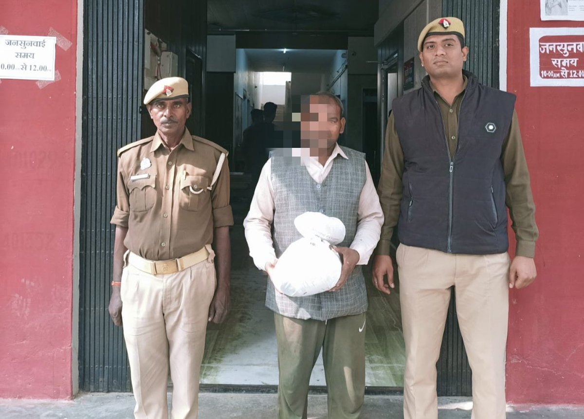 bandapolice's tweet photo. #spbanda के निर्देशन में अपराधियों पर नियत्रण लगाए जाने हेतु कार्यवाही के क्रम में थाना कालिंजर पुलिस द्वारा 01 किलो 250 ग्राम अवैध सूखा गांजा के साथ 01 अभियुक्त को किया गया गिरफ्तार । अभियुक्त द्वारा घूम-घूम कर छोटे-छोटे पैकेटों में की जाती थी अवैध गांजे की बिक्री ।
#UPPolice https://t.co/FGkliWtBjn