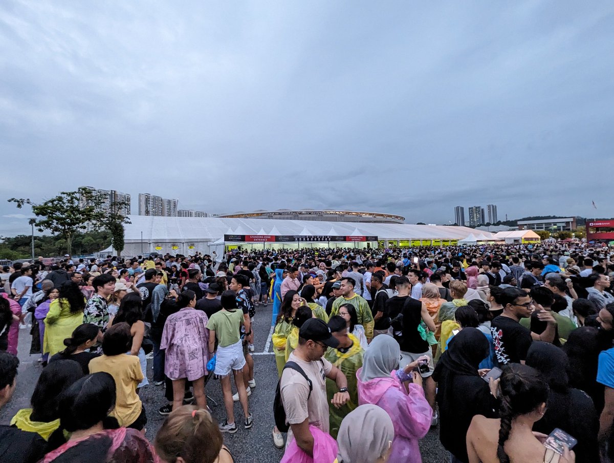 Situation now at Bukit Jalil Stadium. I have now queued up for three queues, and the queue has ended up in dead ends. Terrible organisation by <a href="/livenationmy/">Live Nation Malaysia</a> #COLDPLAYinKL