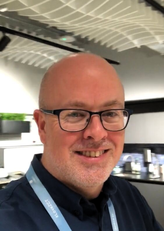 UET_Charity's tweet photo. Tune in Swindon 105.5 on the 28th of November at around 3pm where our Head of Service Chloe &amp; Mark the Volunteer &amp; partnership Manager for Zurich; They will be talking about UET &amp; the benefits of art therapy. This follows a recent Art day supported by Zurich employee volunteers https://t.co/tDwxZOogpG