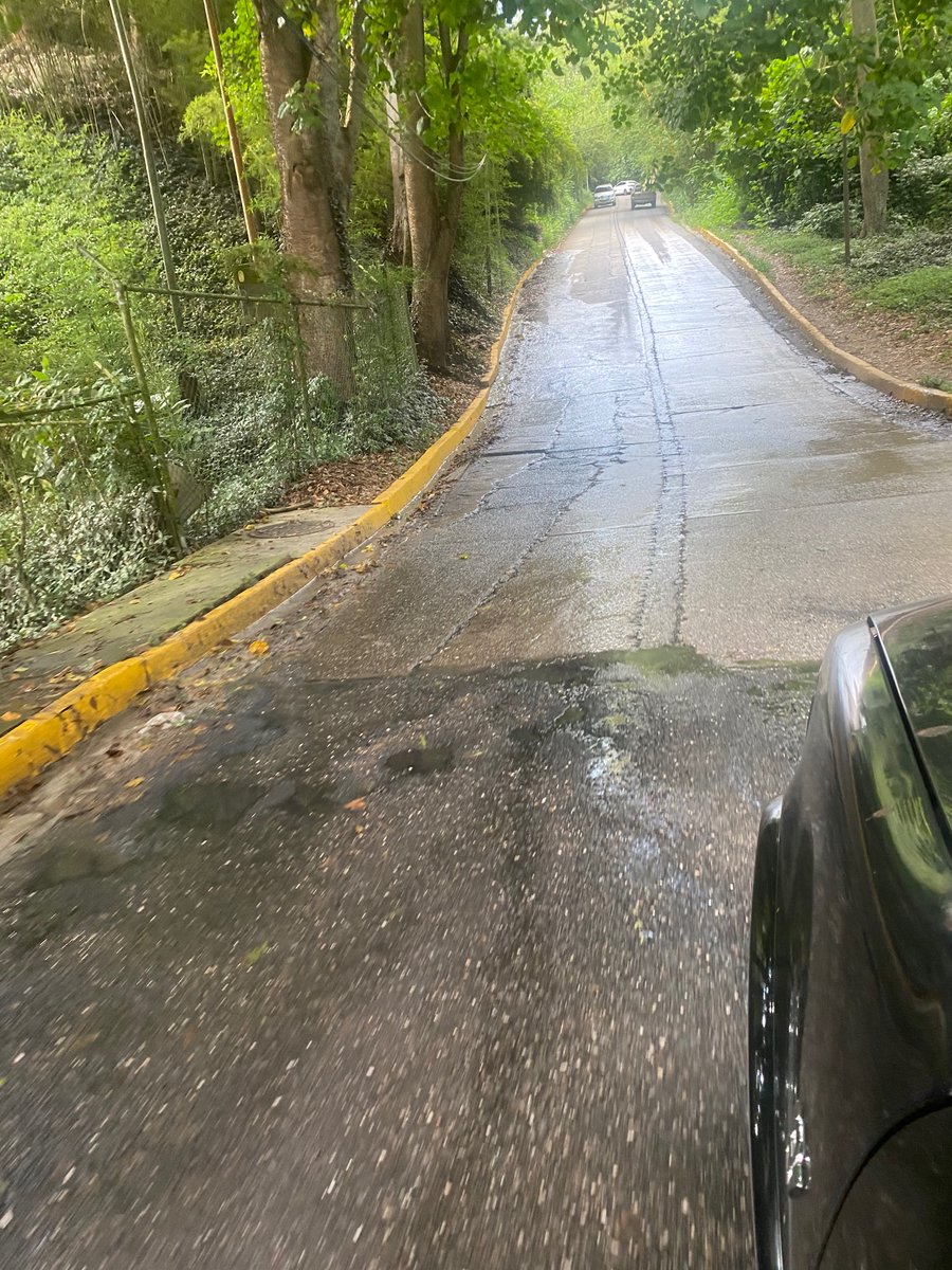 chinokit's tweet photo. Bote de aguas negras por más de dos semanas por la Residencia Terraza de la Tahona causando daños en la vialidad pública de la Urb.  El Cigarral, funcionarios correspondientes del municipio hagan cumplir la ley, que se responsabilicen por los daños  causados #ElHatilloPosible https://t.co/1VmlamSLNS