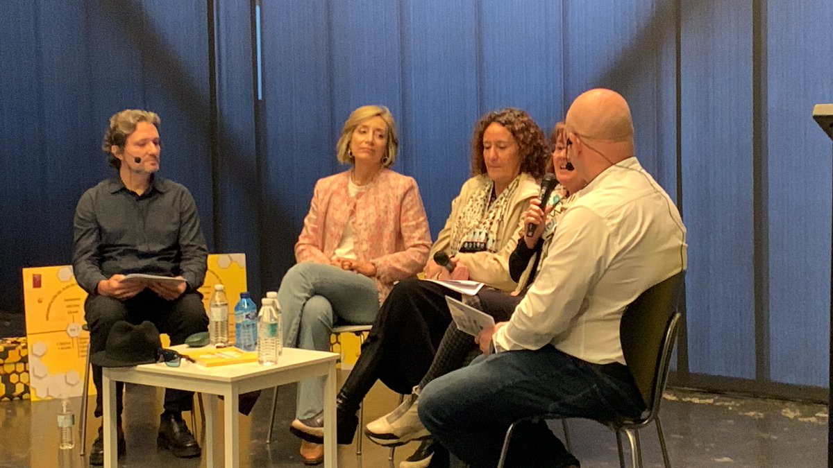 cprtrujillo's tweet photo. Aprendiendo y compartiendo en la jornada inicial de #CqAE #CentrosqueAprenden Programa de competencias profesionales docentes. Centros que aprenden enseñando. Museo del vino de Almendralejo. @InnovacionForm @UpeCaceres https://t.co/DLy6QqDvCM