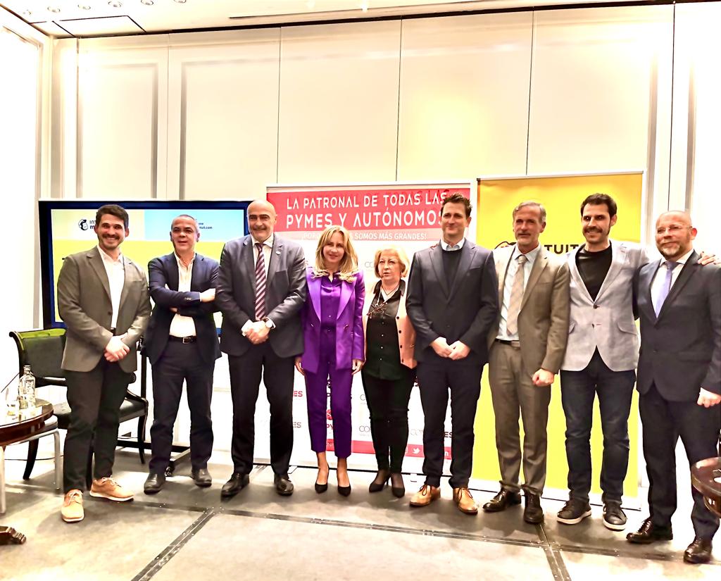 Foto final de familia que muestra algunos de los participantes en las jornadas sobre #digitalización e #inteligenciartificial organizadas por <a href="/Conpymesorg/">CONPYMES</a> , en las que CNAC ha aportado ideas y recogido sugerencias para enriquecer nuestro proyecto sobre retos en el comercio