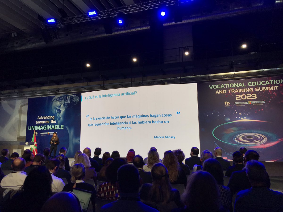 <a href="/lauramarronm/">Laura Marron</a> del <a href="/BasqueAICenter/">BasqueAICenter</a> nos habla de inteligencia artificial empezando por su definición. Cómo utilizamos los datos para mejorar las empresas y la vida de las personas #vetsummit2023