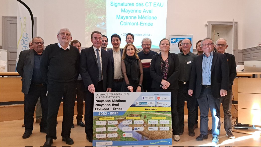 chateau_gontier's tweet photo. #Signature ce jour du #CTEau Mayenne aval et médiane, Colmont-Ernée à #ChateauGontier sur #Mayenne avec l'agence @LoireBretagne &amp; la Région @paysdelaloire. L'enjeu est majeur : agir en faveur de la qualité de la ressource en #eau💧&amp; de la gestion #durable des milieux aquatiques. https://t.co/RR7jFZoFHQ