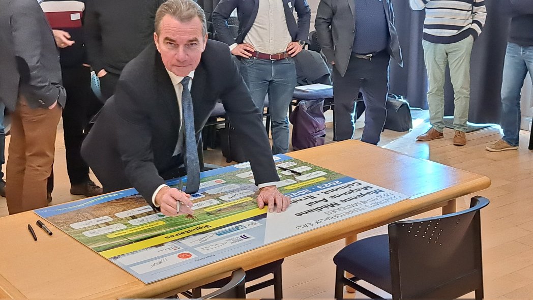 chateau_gontier's tweet photo. #Signature ce jour du #CTEau Mayenne aval et médiane, Colmont-Ernée à #ChateauGontier sur #Mayenne avec l'agence @LoireBretagne &amp; la Région @paysdelaloire. L'enjeu est majeur : agir en faveur de la qualité de la ressource en #eau💧&amp; de la gestion #durable des milieux aquatiques. https://t.co/RR7jFZoFHQ