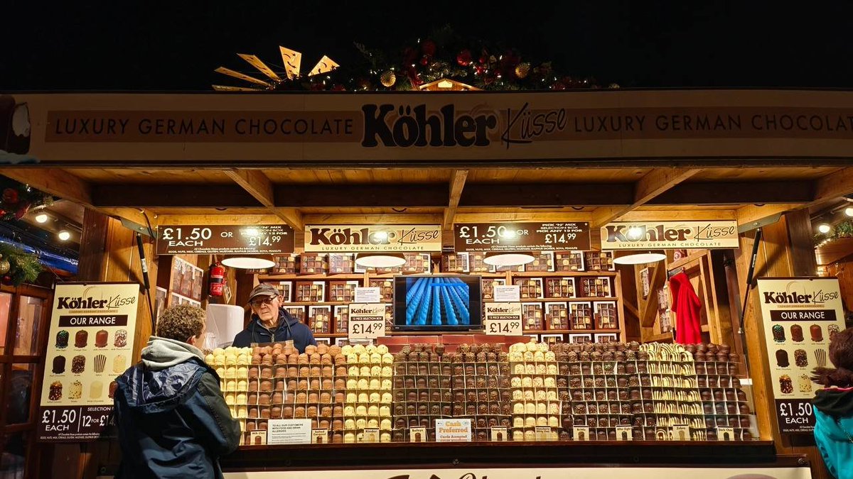 I suddenly want to spend Christmas in London😂😂