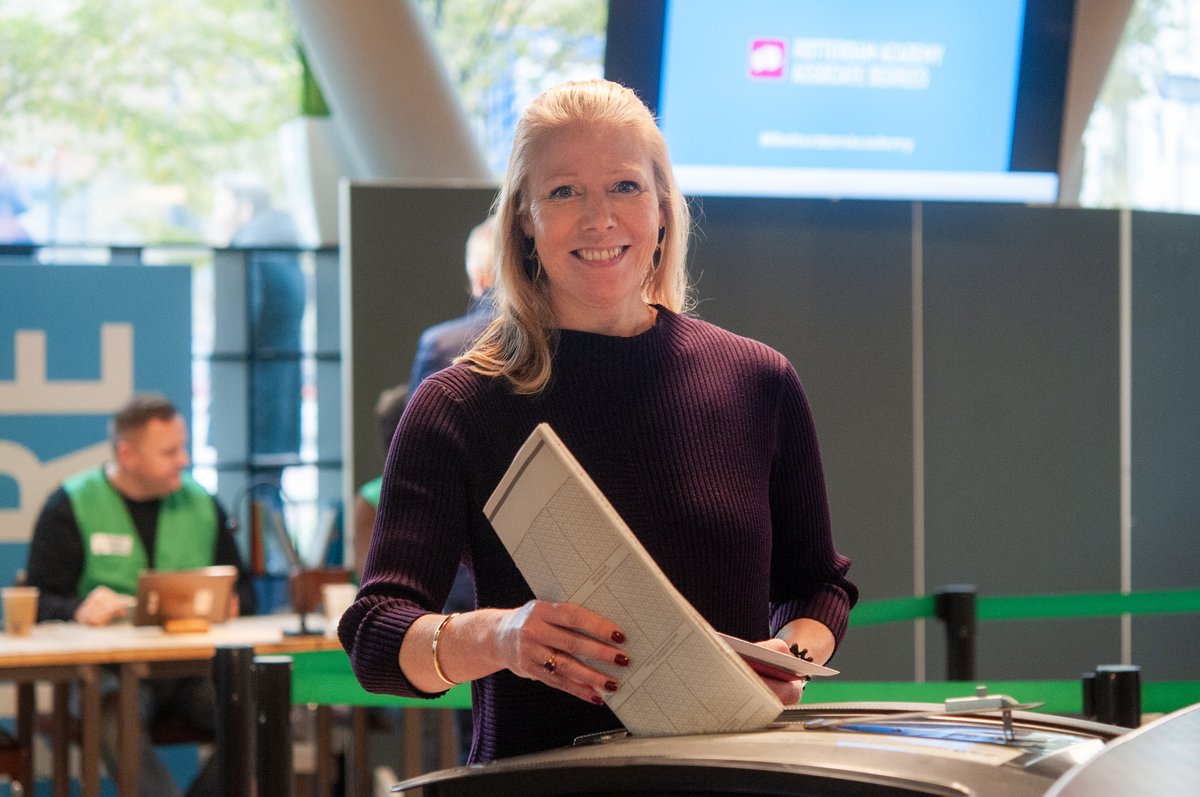Bestuursvoorzitter Sarah Wilton-Wels heeft in het stembureau op onze locatie Museumpark haar stem uitgebracht voor de Tweede Kamer-verkiezingen. Jij stemt toch ook? #TK23 #ElkeStemTelt #TweedeKamerVerkiezingen