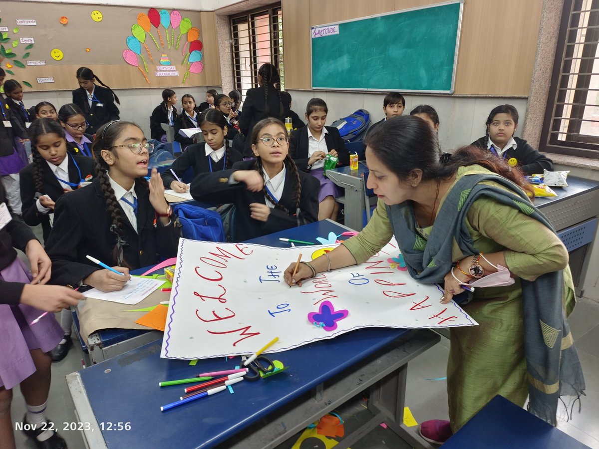 karshan01's tweet image. 👩‍🏫 Teacher Nidhi Ma&apos;am &amp;amp; our creative squad turned our classroom into a masterpiece of happiness! From vibrant decor to collaborative projects, the spirit of togetherness is woven into every detail. Walking into this space is an instant mood lift.🌈 
#Happinessclass