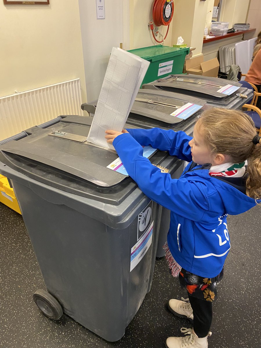 Feest van de #democratie vandaag! Onze jongste vrouw heeft namens ons geholpen op de jonge @pvda vrouw op de lijst te stemmen #verkiezingen2023   
#IrisVrolijks